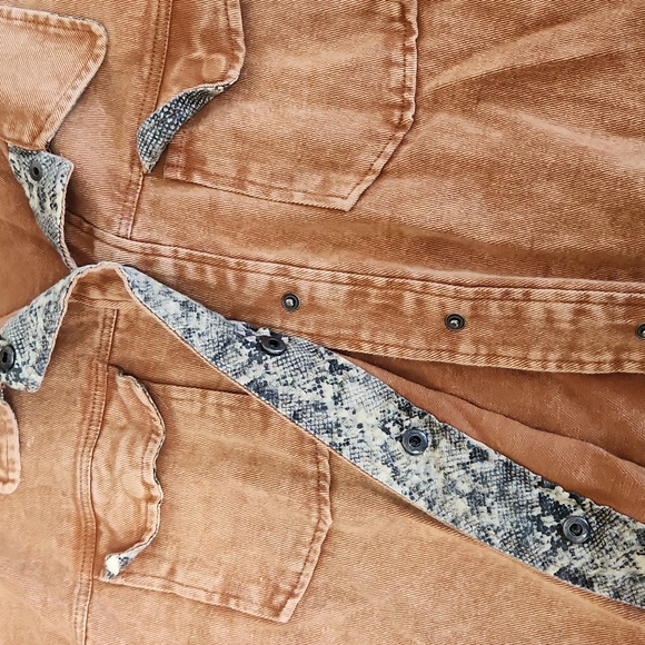 Shacket - Picture 3 of 3